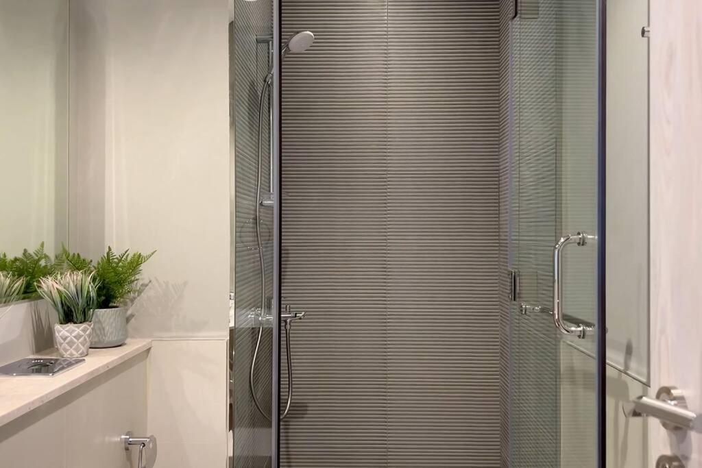 High Floor L Great Amenities L Fit 2 Apartment